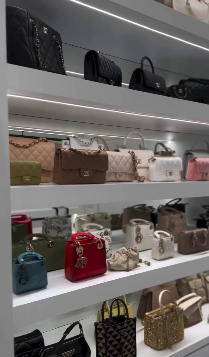 Showroom For Rent In Abasa Peth